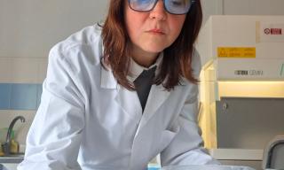 Valentina Iannilli, ricercatrice del Laboratorio Biodiversità ed Ecosistemi durante selezione e prelievo di individui di E. veneris